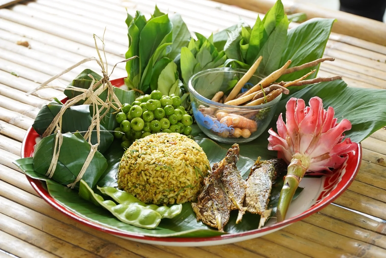 ข้าวยำคลุกสมุนไพร