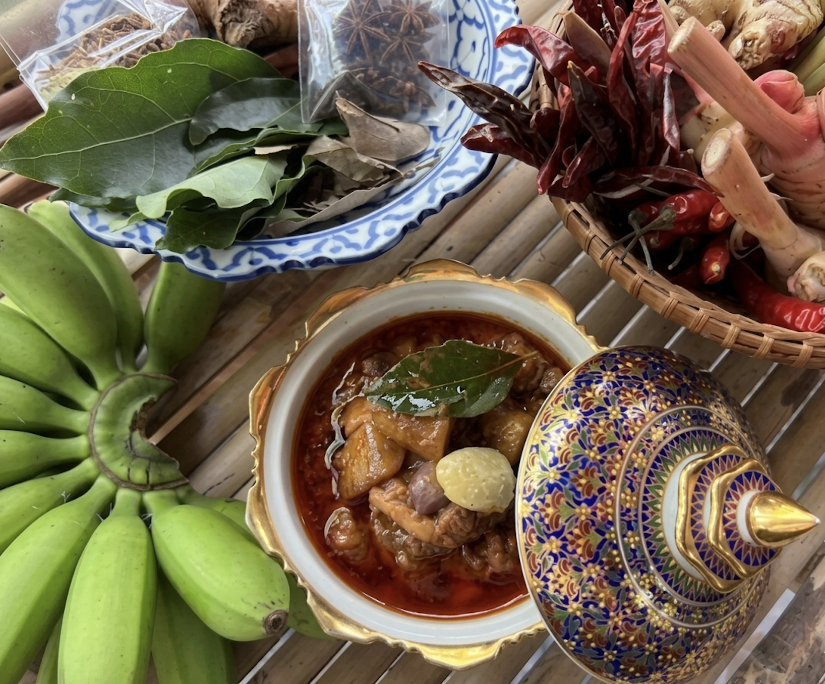 แกงมัสมั่นกล้วยไข่