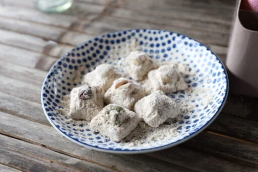 ข้าวตอกอัด (ข้างวัดเสด็จ) อบควันเทียน